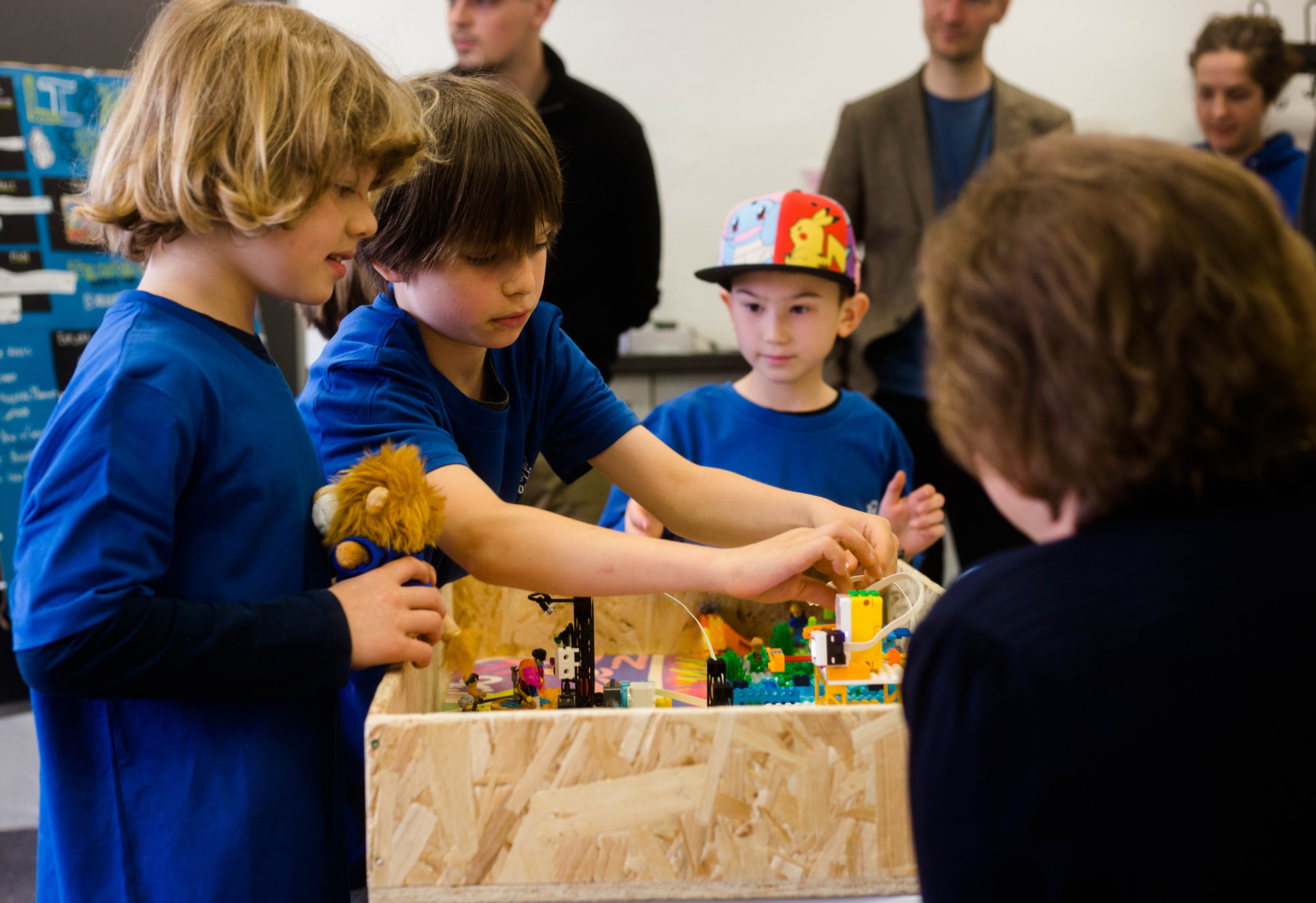 Modell Lion Bots